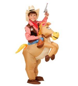 Vestito da cowboy a cavallo