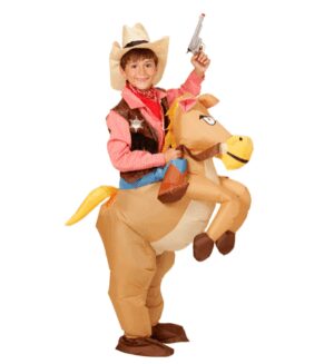 Vestito da cowboy a cavallo