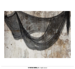 Tessuto sfilacciato grigio per halloween 76x228cm